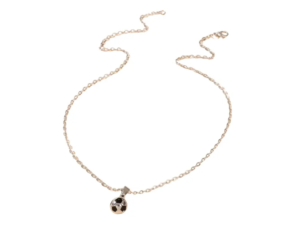 Collar con dije de balón de fútbol.