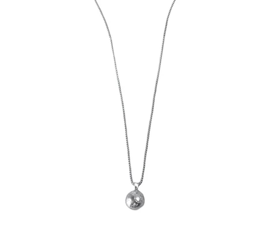 Collar con dije de pelota de futbol. Plata