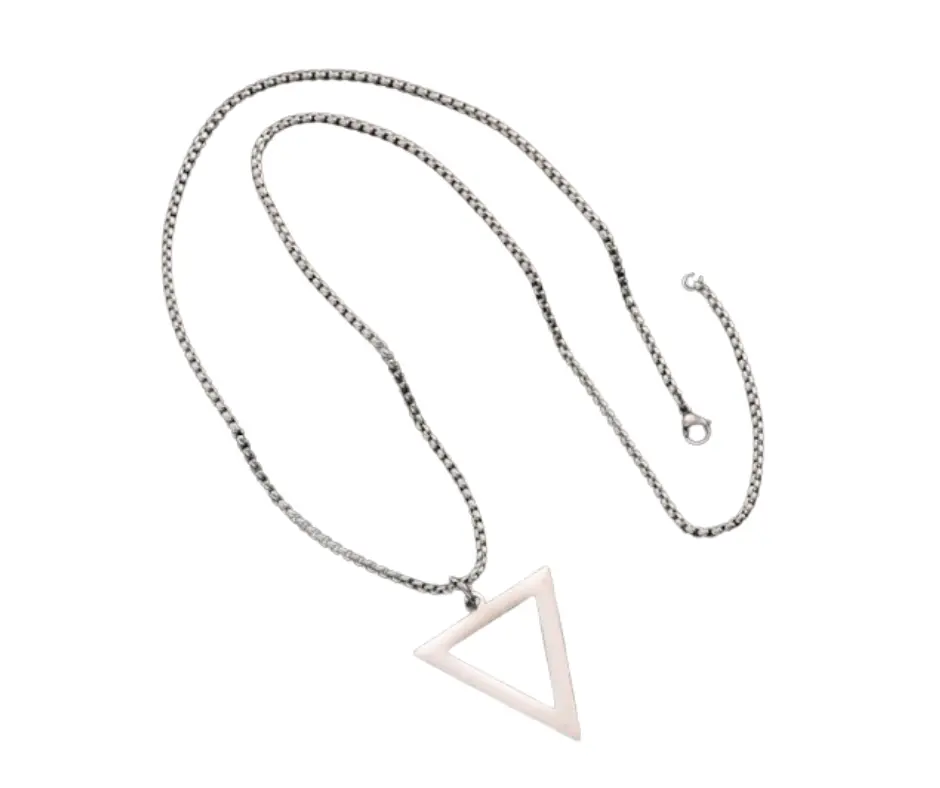 Collar con dije de triangulo.