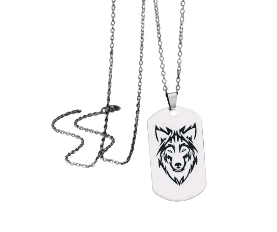 Collar con placa de lobo.