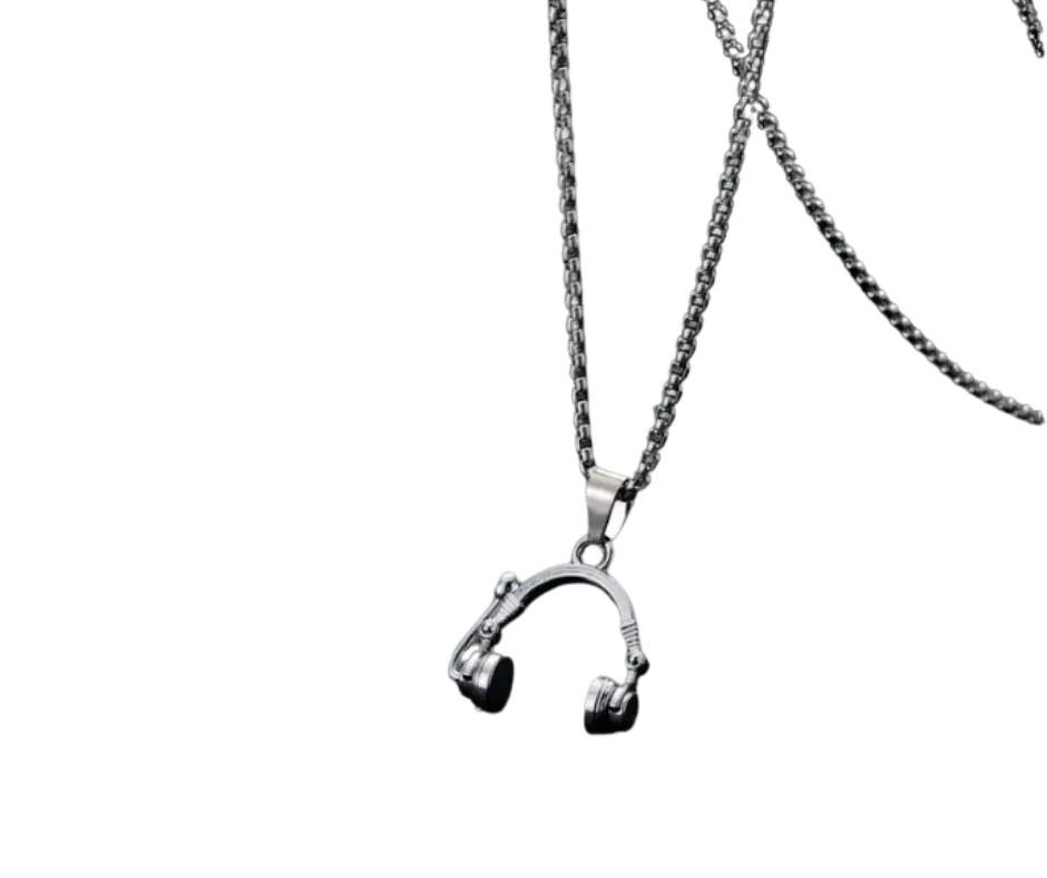 Un collar con dije en forma de auriculares.