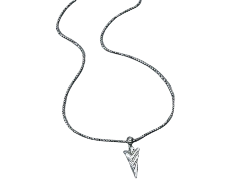 Collar con dije en forma de punta de flecha.
