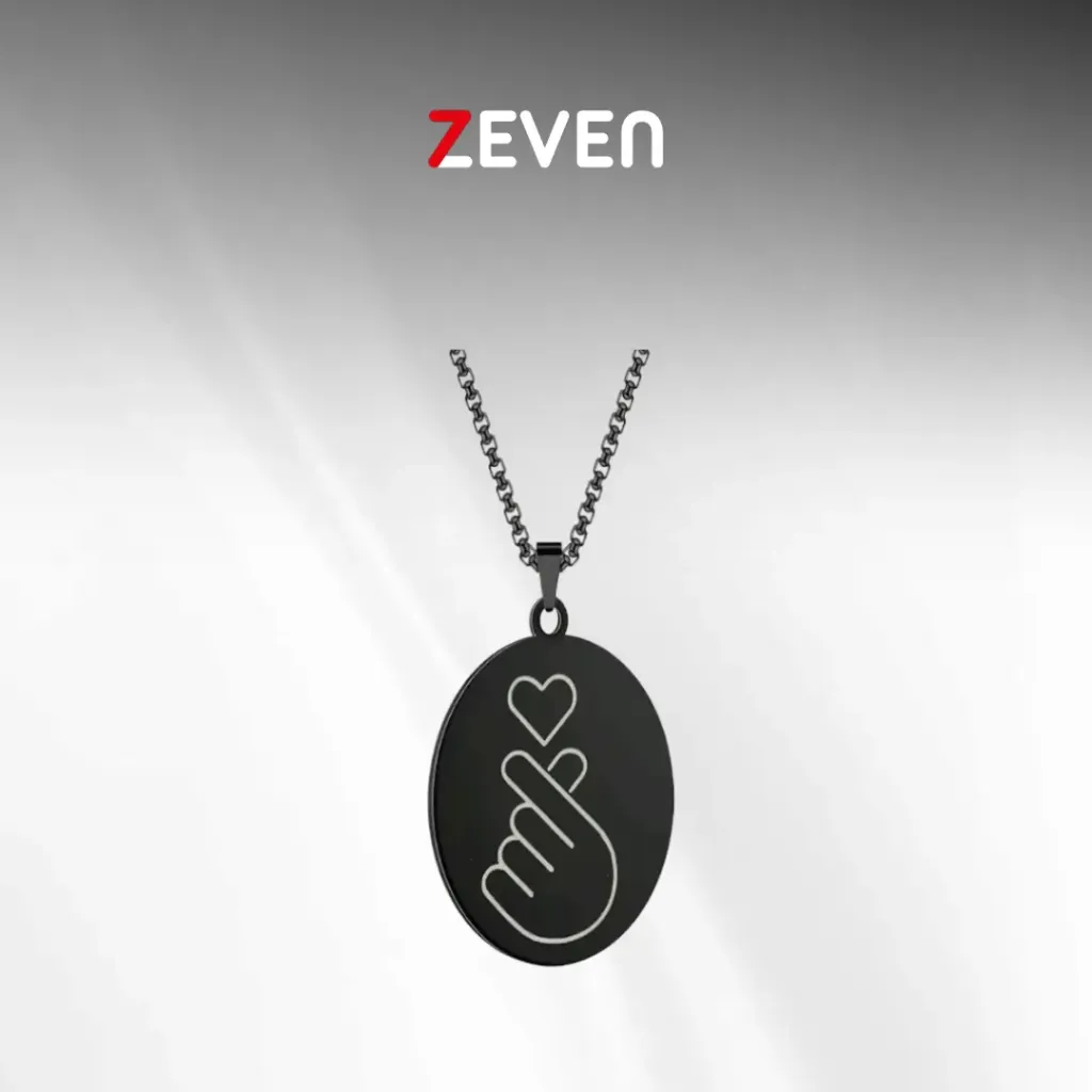 Collar con dije de mano coreana con corazón – acabado negro