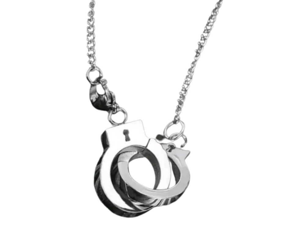 Collar con dije en forma de esposas