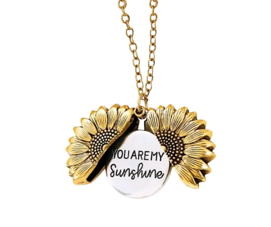 Collar con dije en forma de girasol abierto, que muestra la frase "YOU ARE MY SUNSHINE" en su interior.
