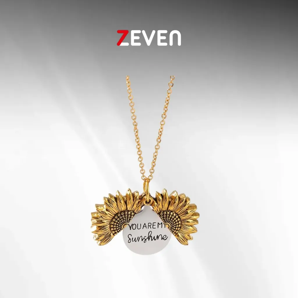 [CLL0037] Collar con dije en forma de girasol abierto, que muestra la frase "YOU ARE MY SUNSHINE" en su interior.