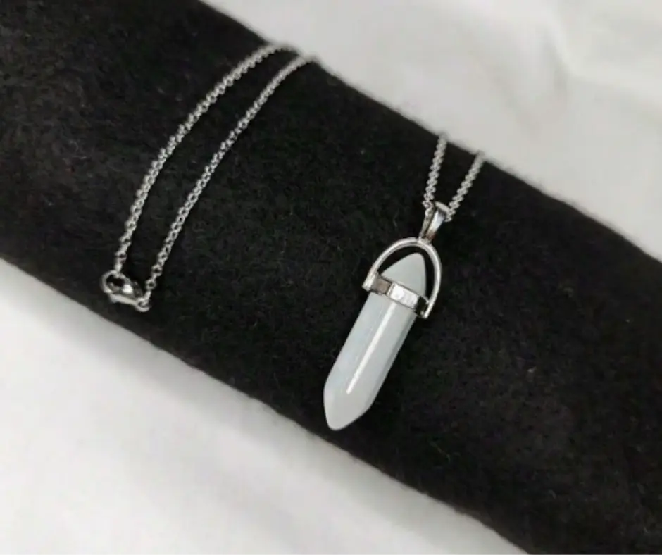 Collar de cuarzo gris