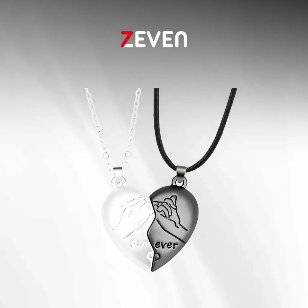 Par de collar con dijes en forma de corazón con las manos entrelazadas, simbolizando el amor eterno.