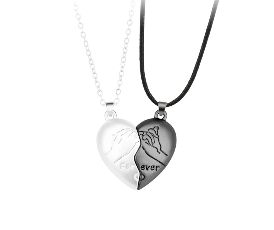 Par de collar con dijes en forma de corazón con las manos entrelazadas, simbolizando el amor eterno.