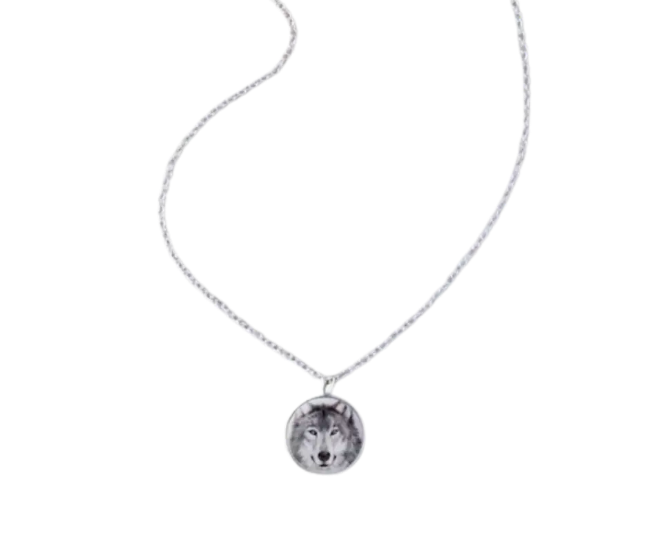 Collar con dije en forma circular con imagen de lobo