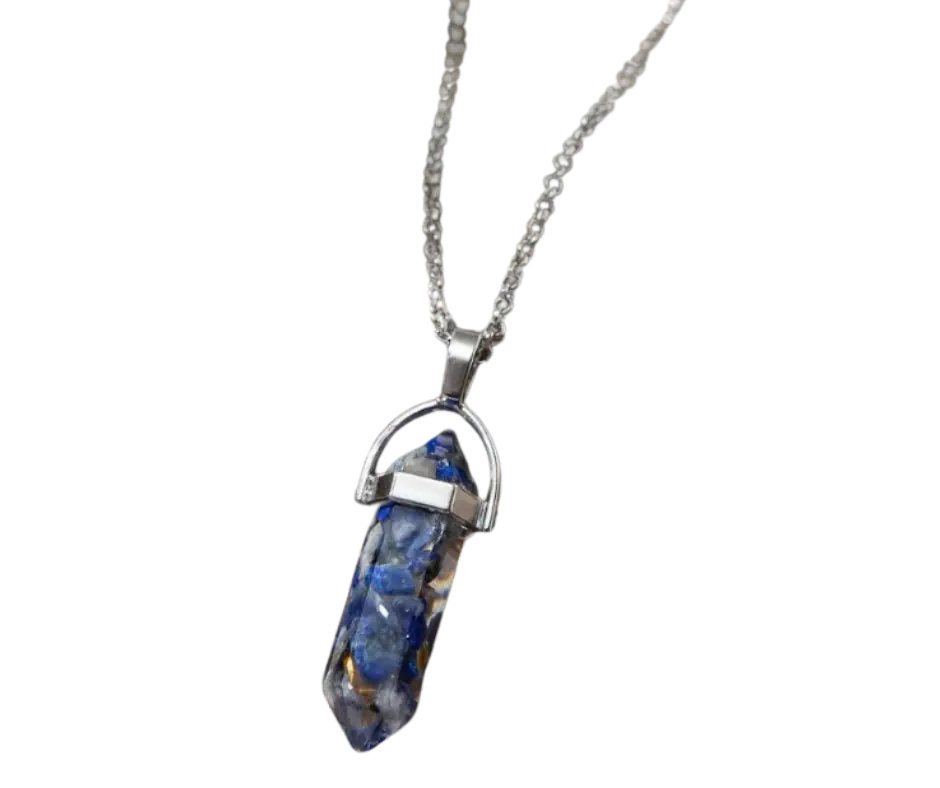 Collar con dije de cuarzo lapislázuli en forma de punta.