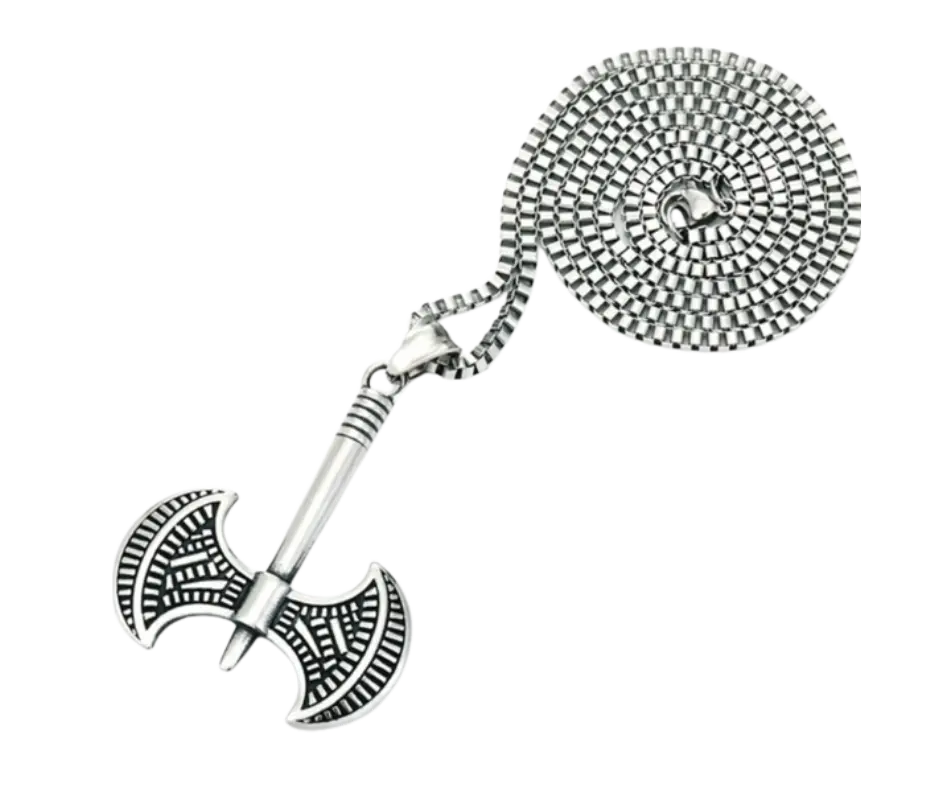 Collar con dije en forma de hacha de doble hoja.