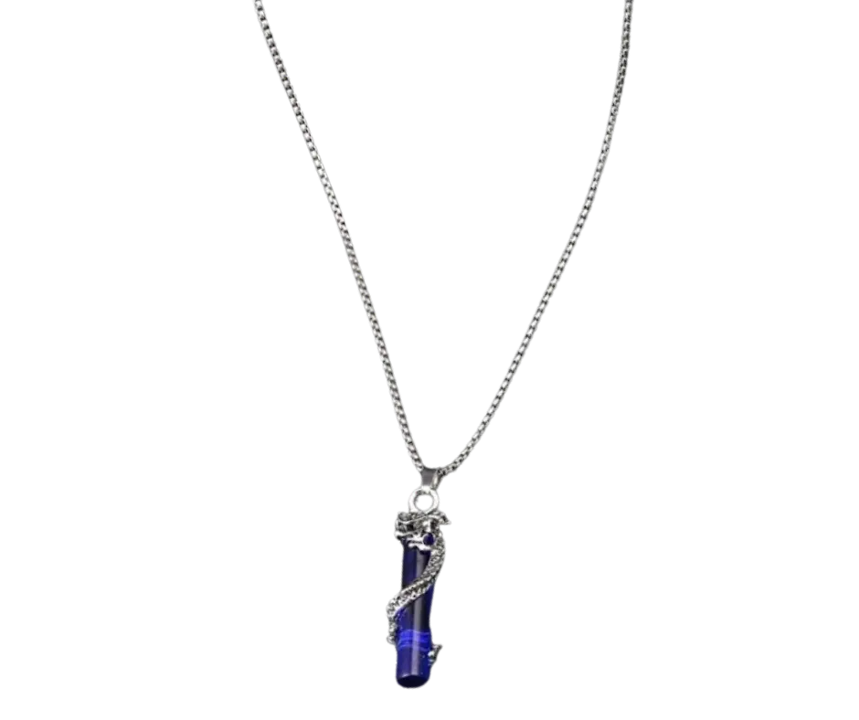 Collar  con dije de piedra azul y dragón plateado.