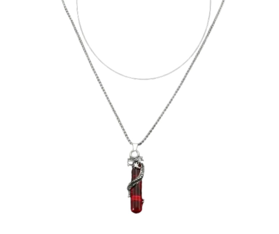 Collar con dije de piedra roja y dragón plateado.