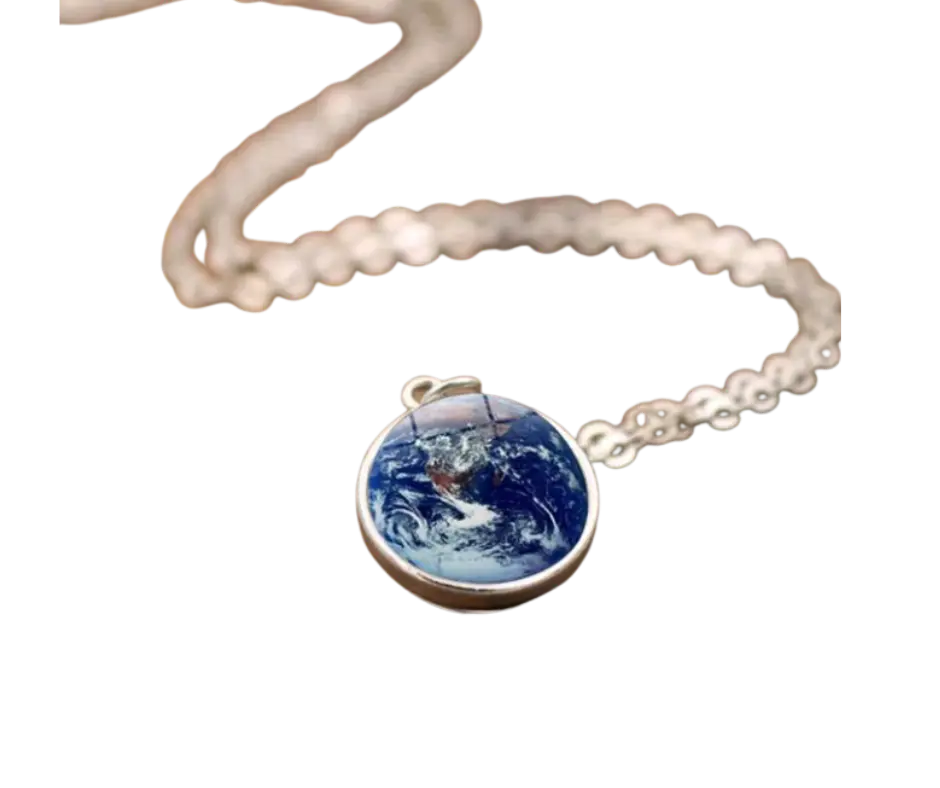 Collar con dije del mundo