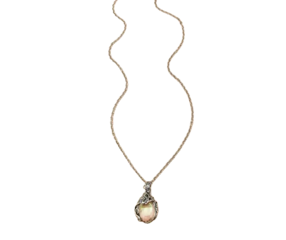 Collar plateado con dije de piedra iridiscente en marco vintage.