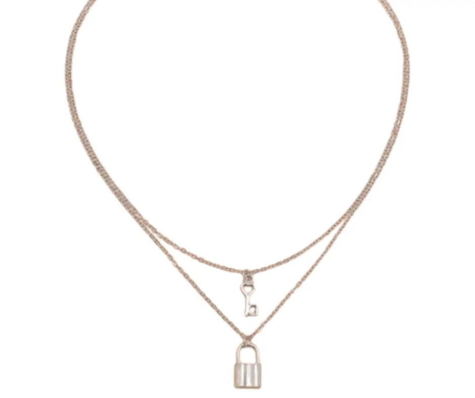 Set de collar con dije de una llave y un candado