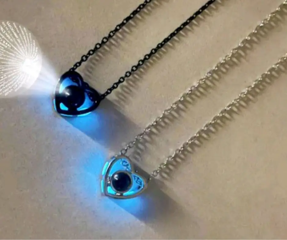 Set de collares con dijes de corazones que brillan