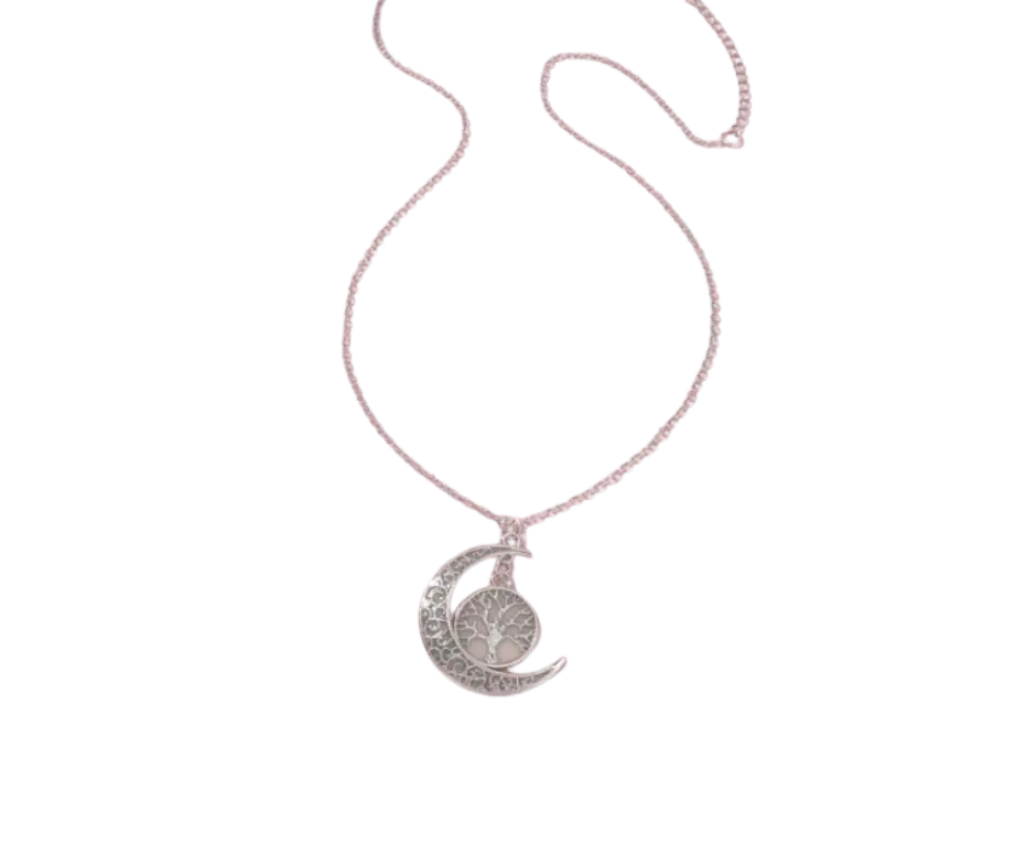 Collar con dije de luna con un árbol en su interior.
