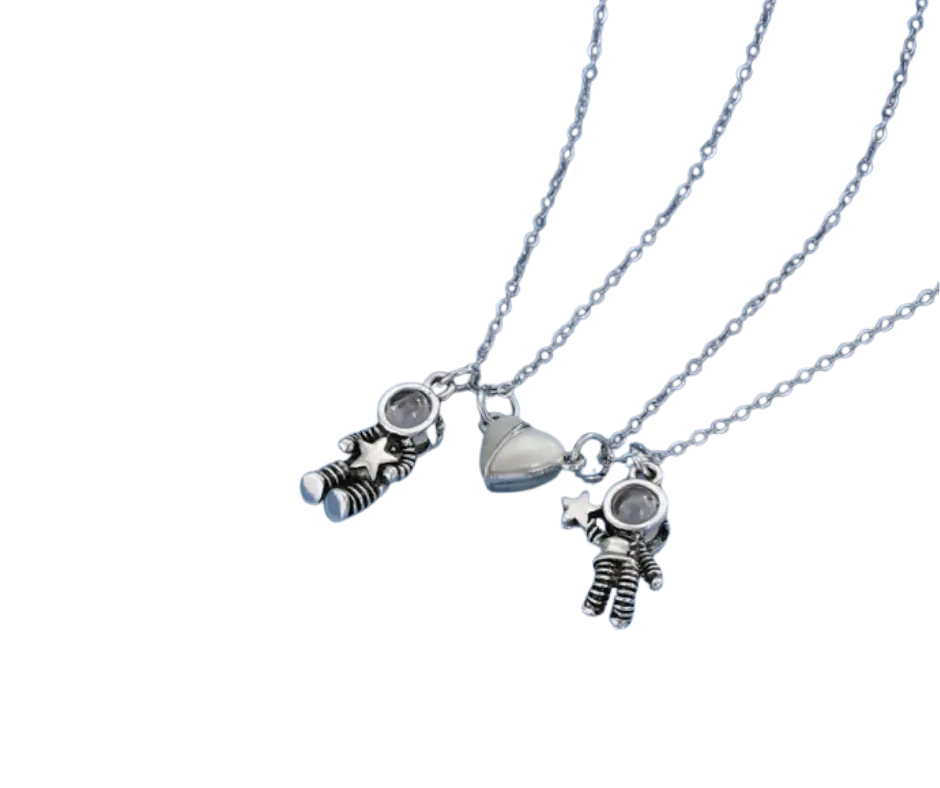 Set de collares con dije de astronauta y corazón