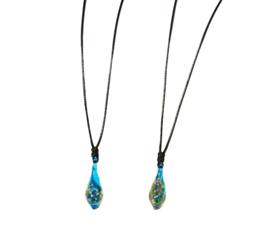 Set de collares con dijes cristal de color azul turquesa con detalles dorados 