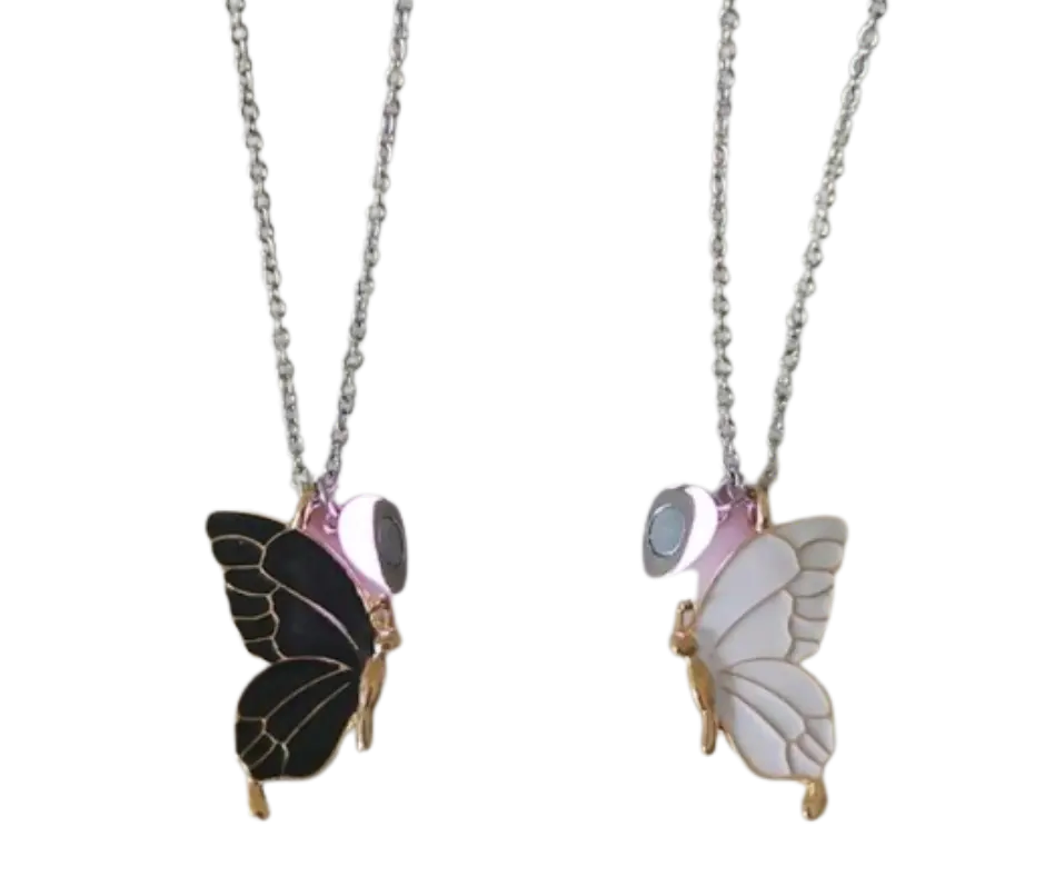 Set de collares con dijes de mariposa y un corazón