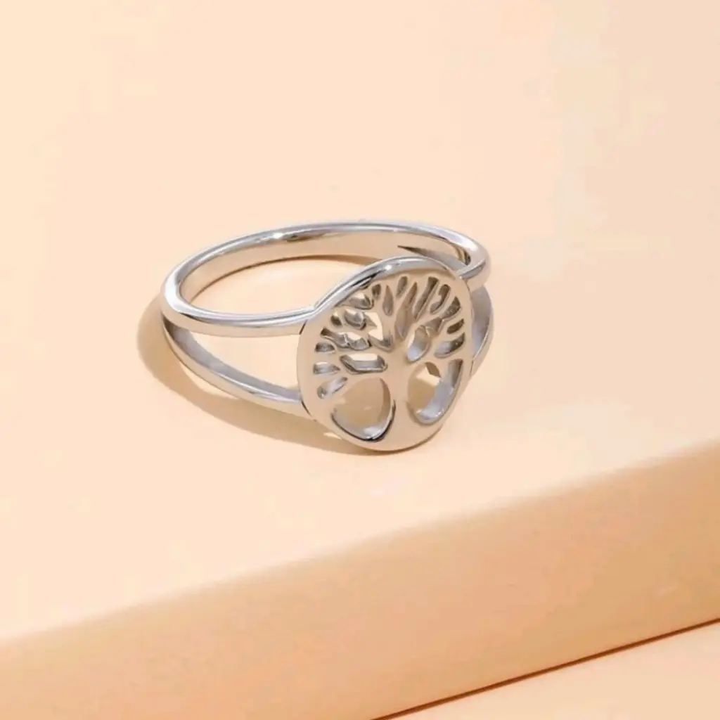 Anillo plateado con forma de roble en el centro