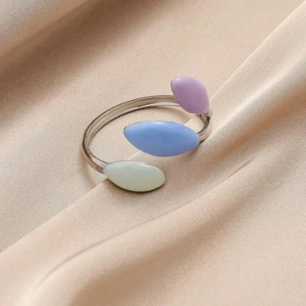 Anillo plateado con 3 piedras (rosada, celeste y verde)