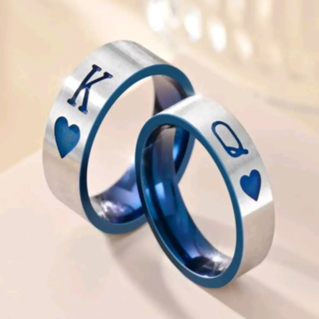 Set de dos anillos azules con plateado con las letras "K" y "Q" en el centro. 