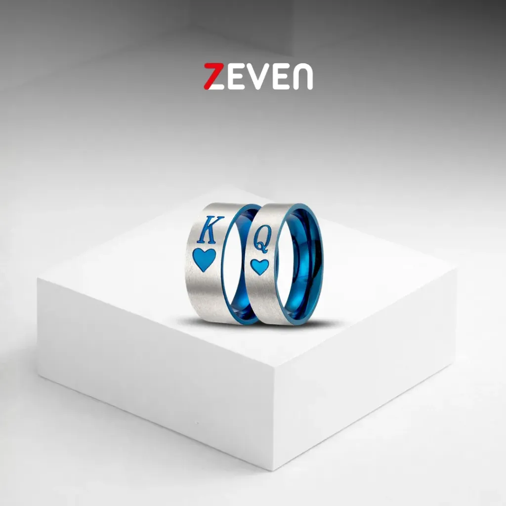 Set de dos anillos azules con plateado con las letras "K" y "Q" en el centro. 