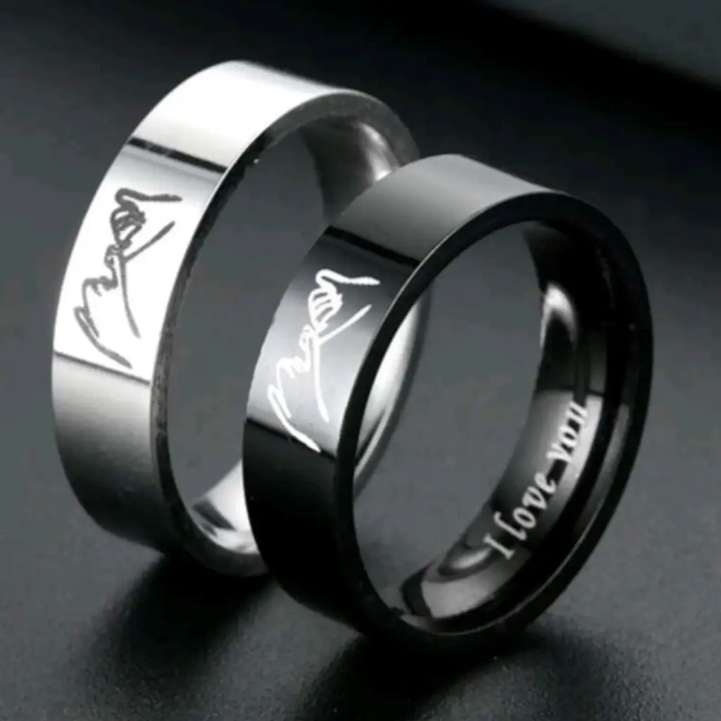Set de dos anillos, uno negro y otro plateado, con grabado de "I love you" dentro del anillo.
