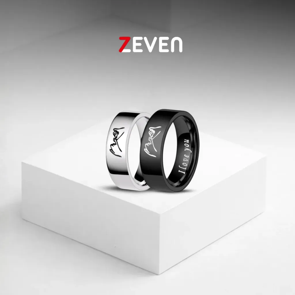 Set de dos anillos, uno negro y otro plateado, con grabado de "I love you" dentro del anillo.