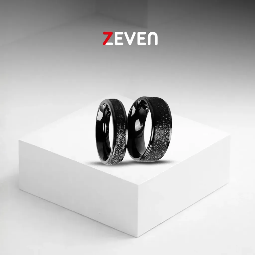 Set de dos anillos negros con linea negra texturizada en el centro