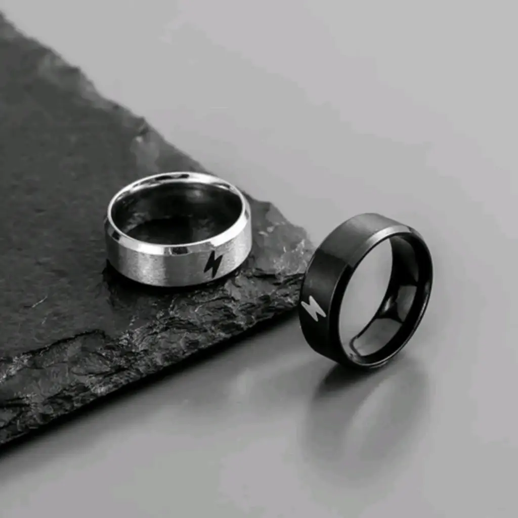 Set de dos anillos (uno dorado y otro plateado) con un rayo en el centro.