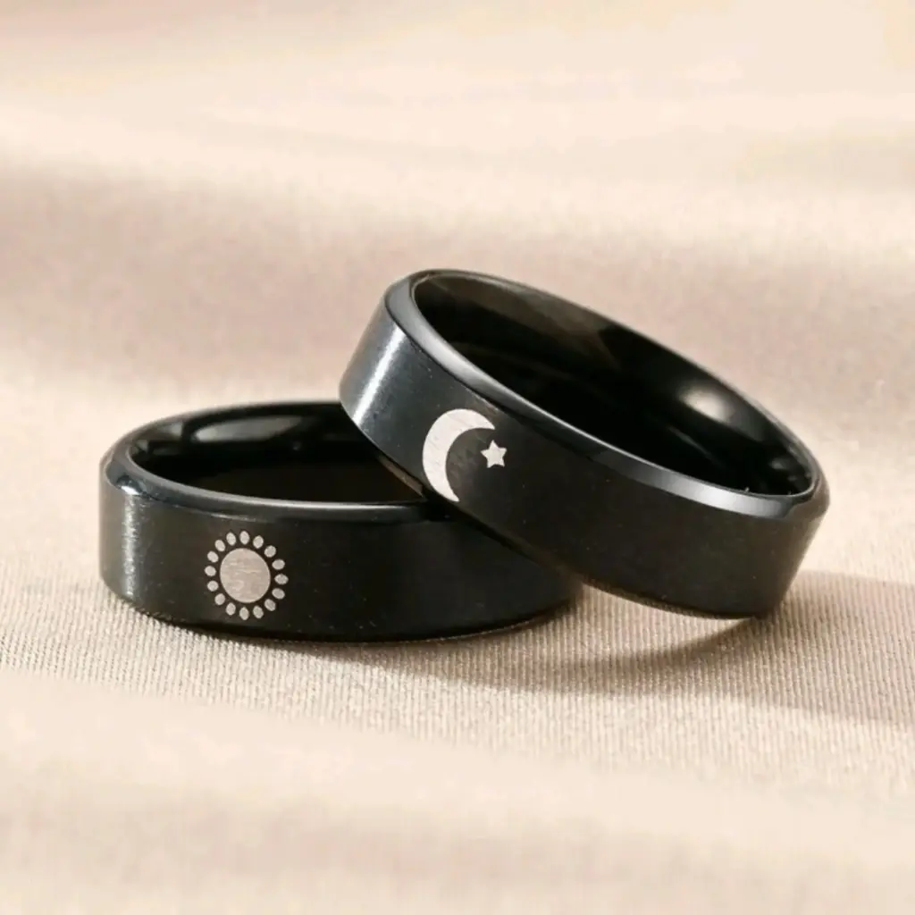 Set de dos anillos negros con la luna y el sol en el centro