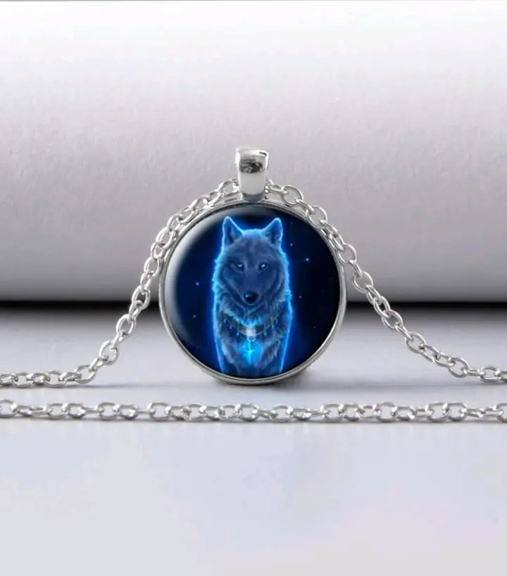 Collar con dije de lobo