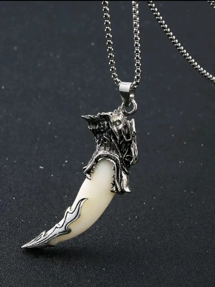 Collar con dije de colmillo de lobo