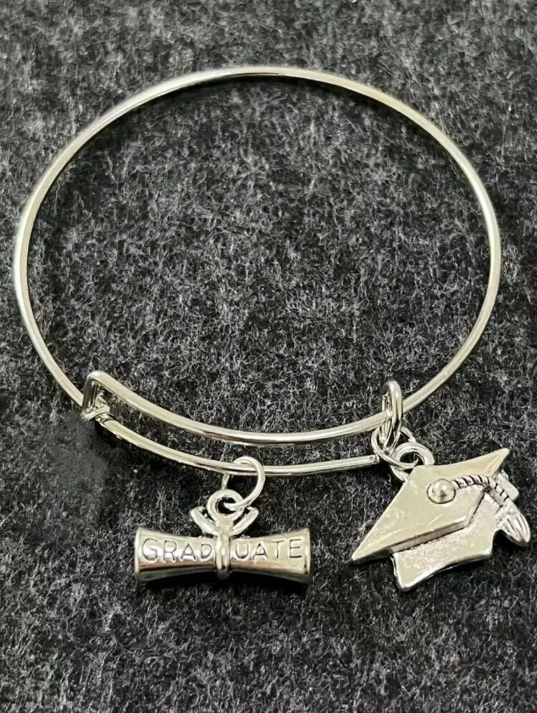 Pulsera de acero con dijes de graduación 