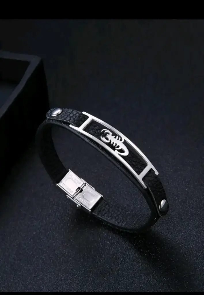 Pulsera para caballero con diseño de escorpión 