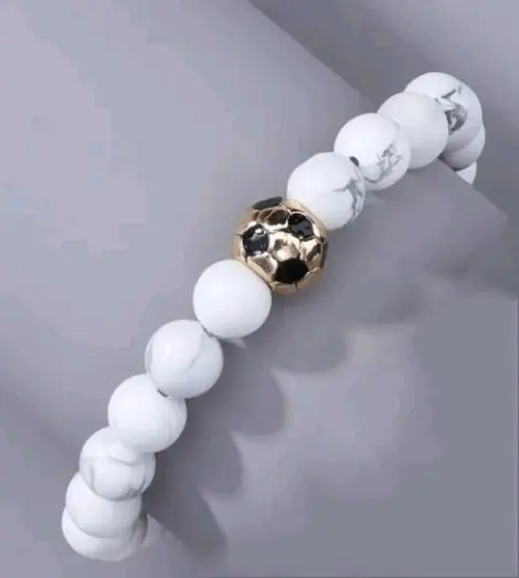 Pulsera blanca de piedras con diseño de pelota de fútbol 