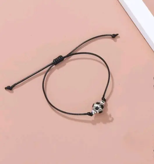 Pulsera sencilla con dije de pelota de fútbol