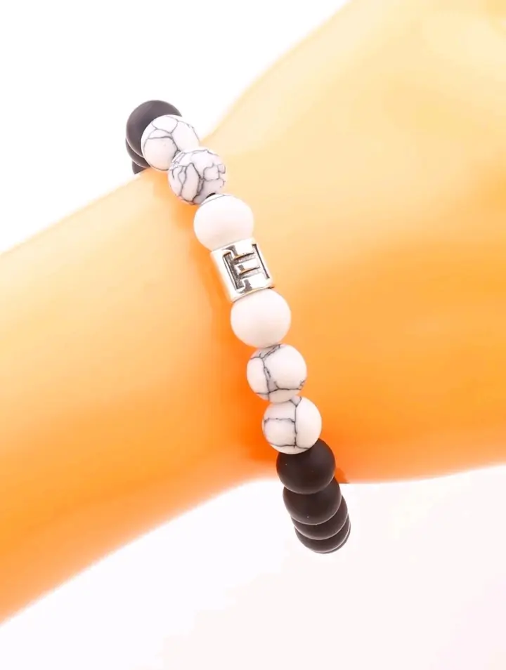 Pulsera de piedras con dije de Géminis 