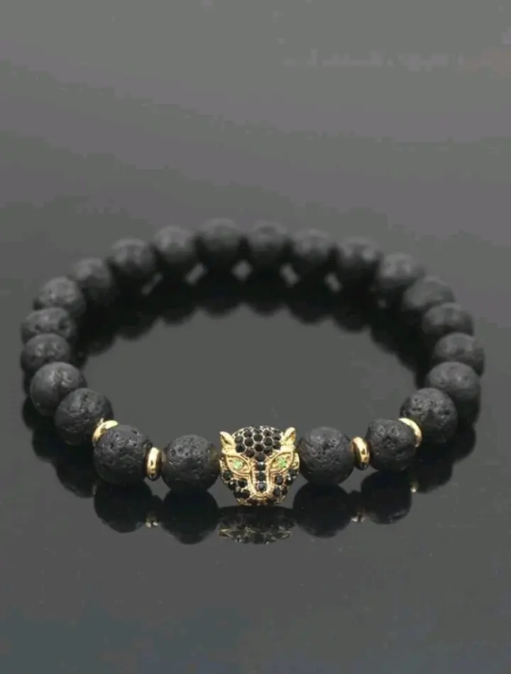 Pulsera de piedras volcánicas con dije de pantera