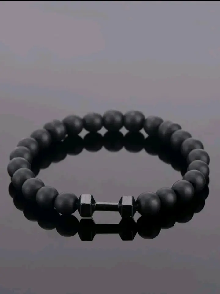 Pulsera de piedras negras con dije de mancuernas