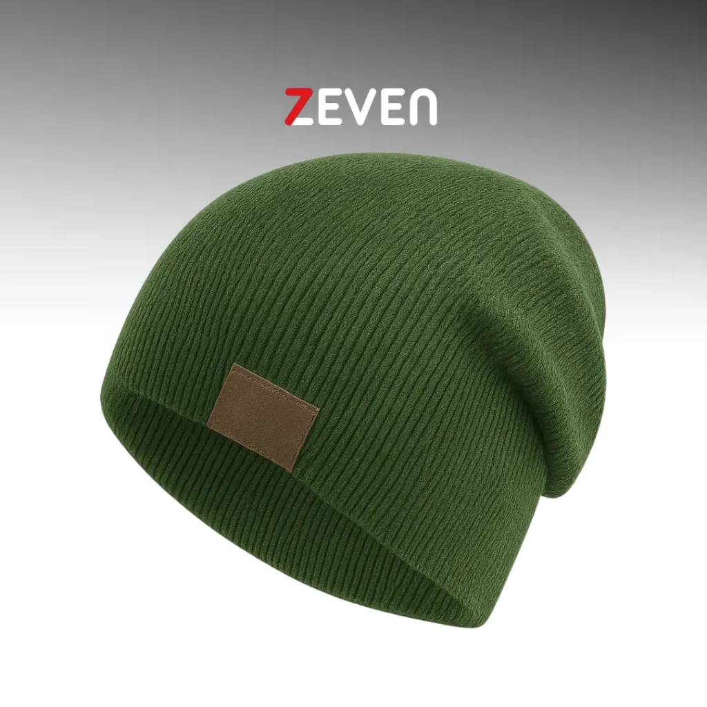 Gorro minimalista verde militar con viñeta café