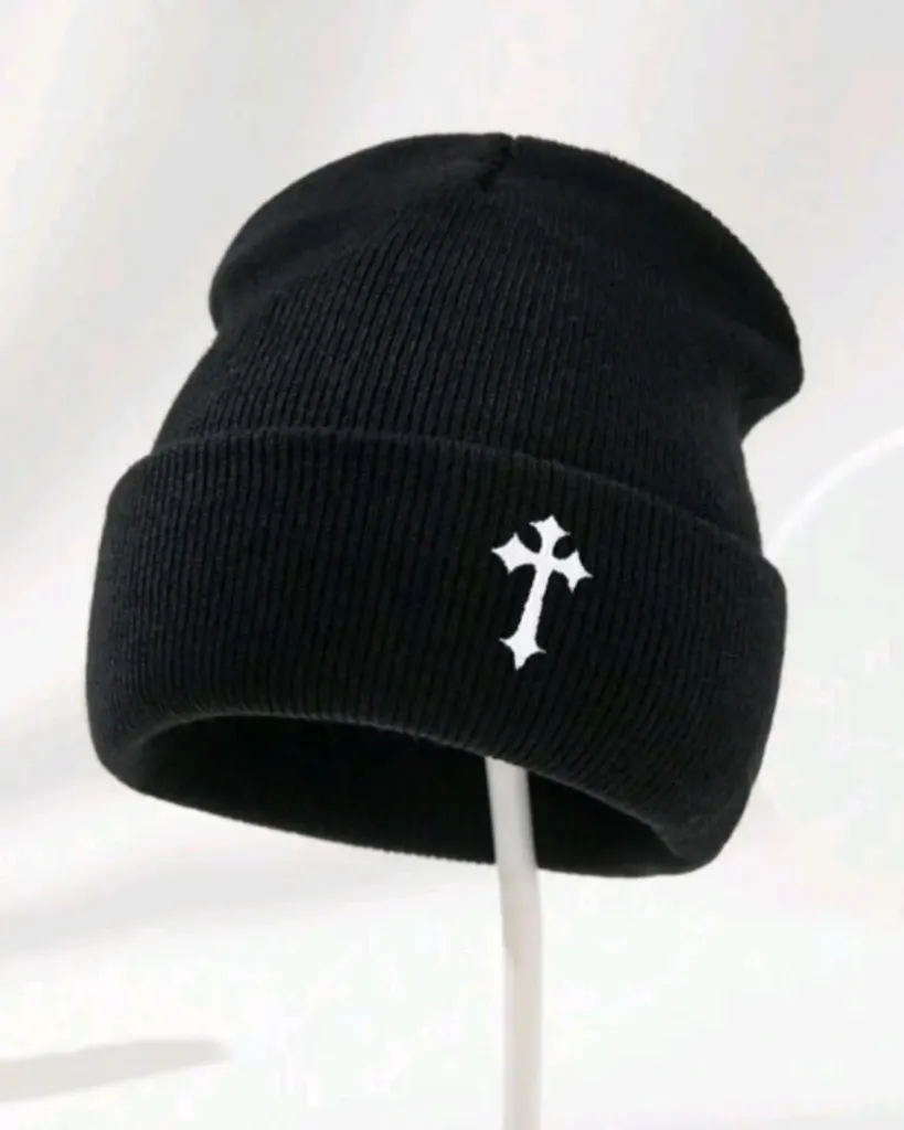 Gorro negro con bordado de cruz