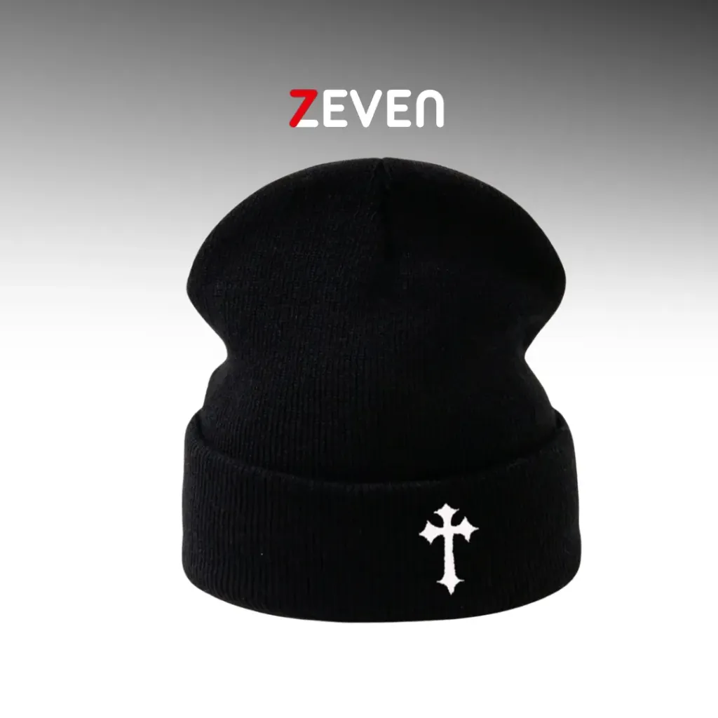 Gorro negro con bordado de cruz
