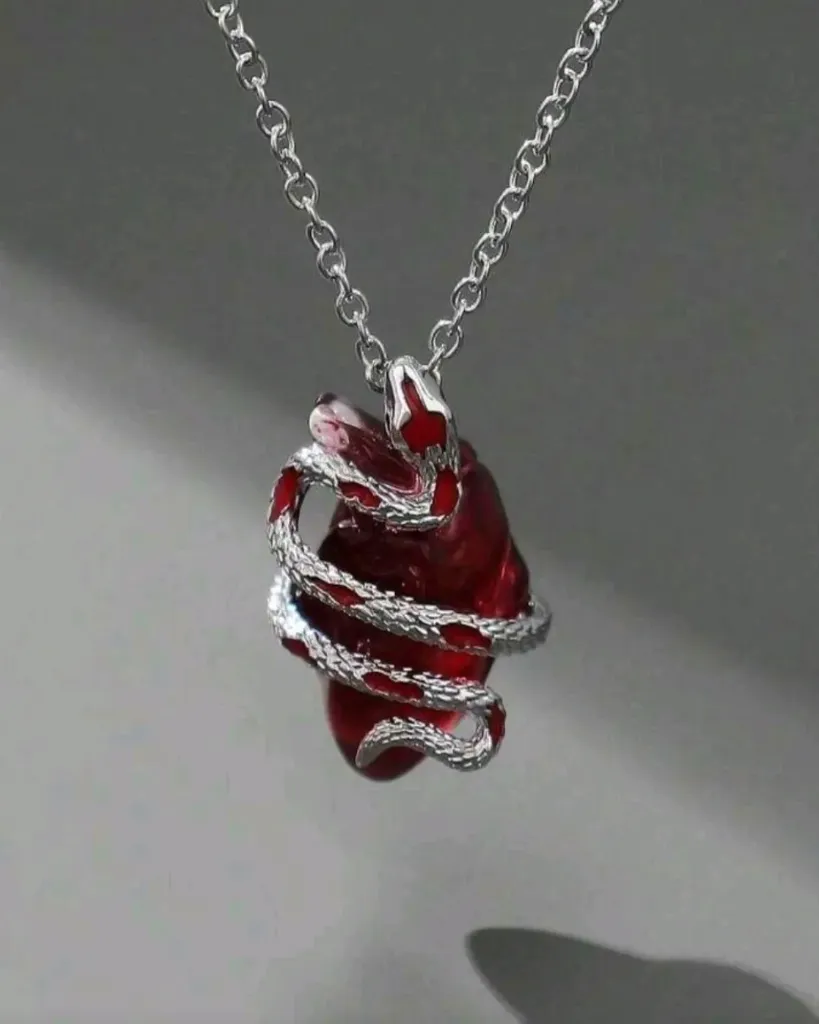 Collar con colgante de corazón con serpiente acero inoxidable