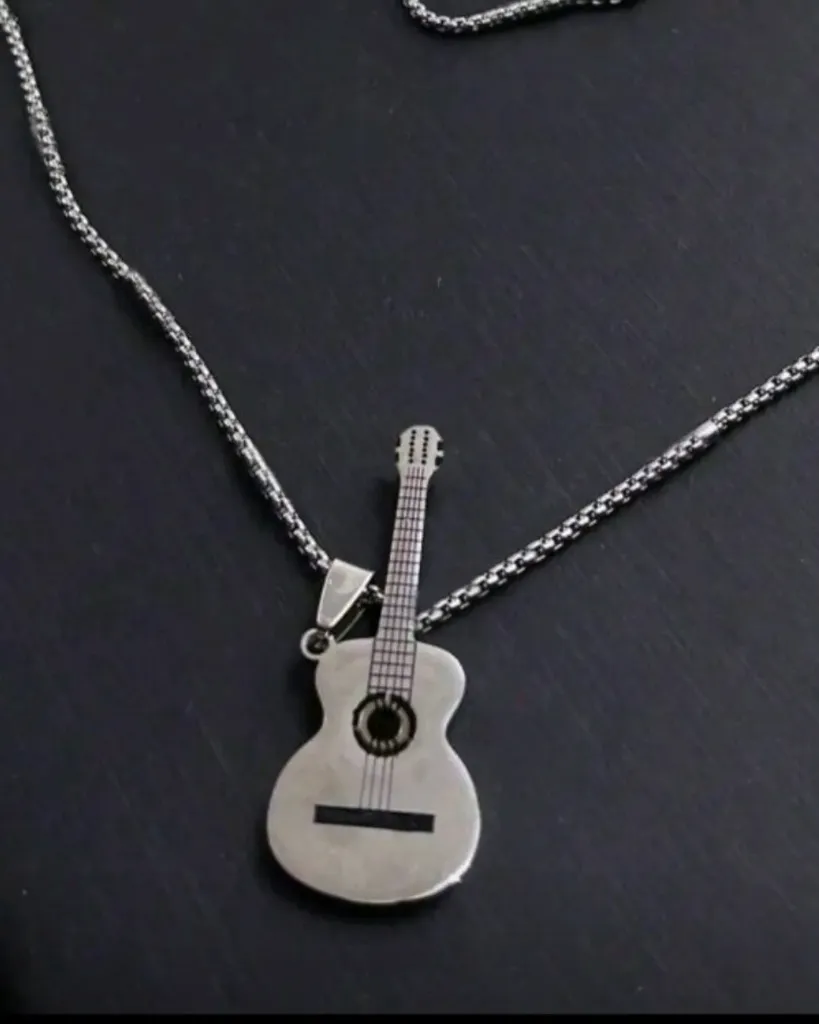 Collar con colgante de guitarra de acero inoxidable