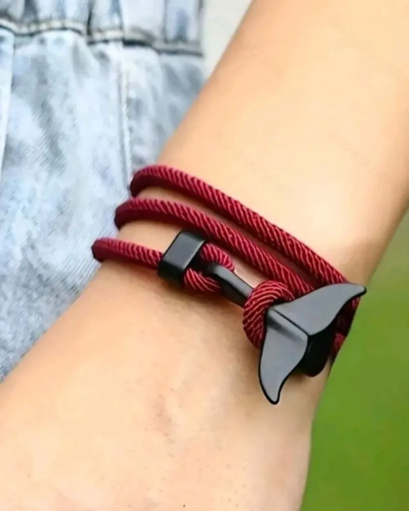 Pulsera ajustable roja con dije Cola de ballena
